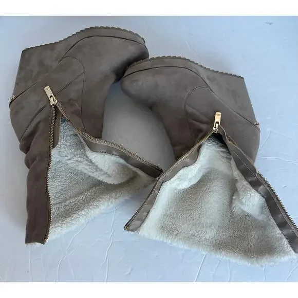Juicy Couture Taupe Faux Suede Sherpa Lined Side Zip Wedge Heel Mid Calf Boots 8 - Picture 10 of 11